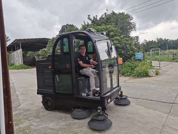 一臺小型電動掃地機的價格是多少